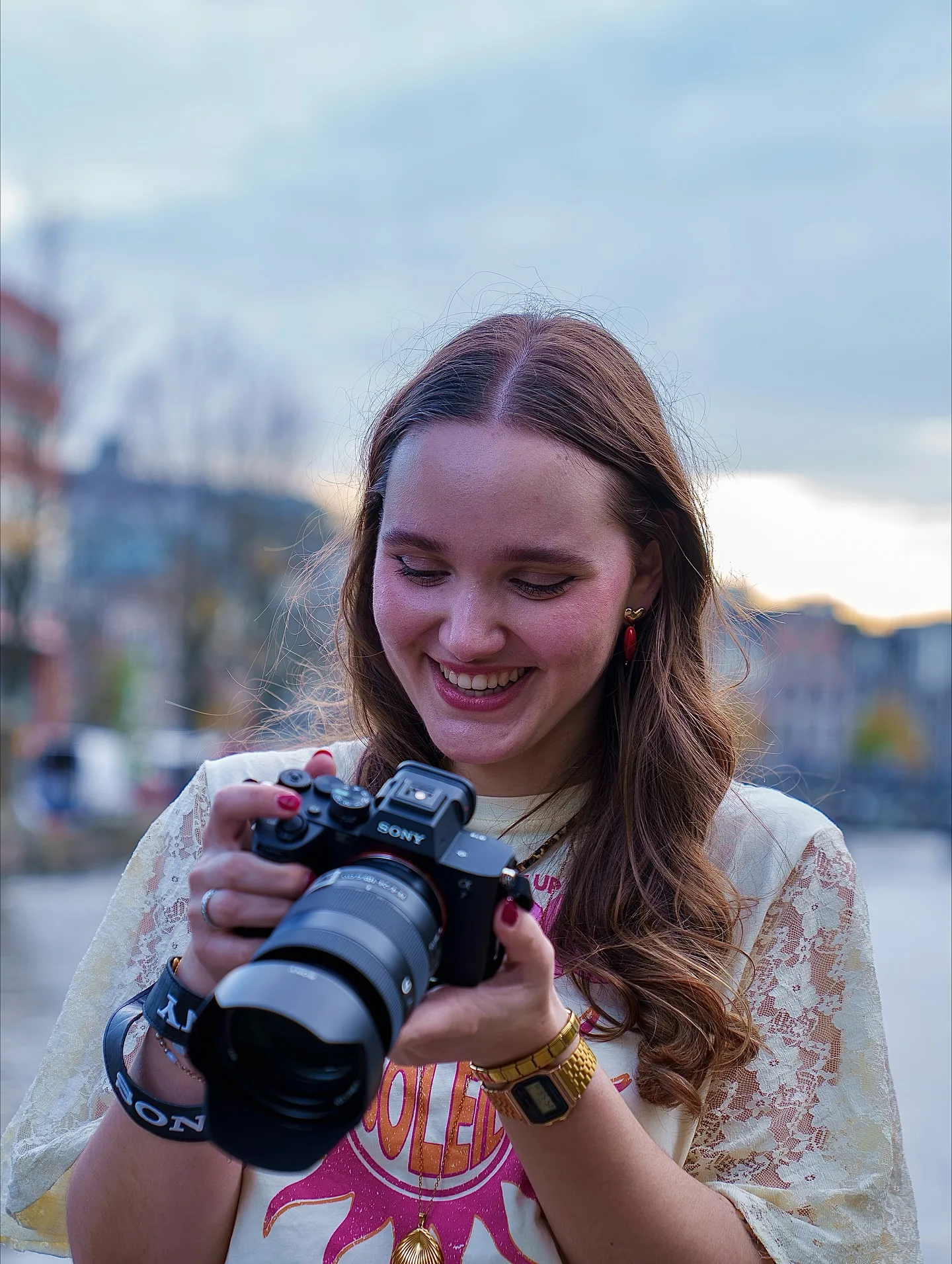 Daimy de Ruiter bekijkt lachend een foto op het scherm van haar camera