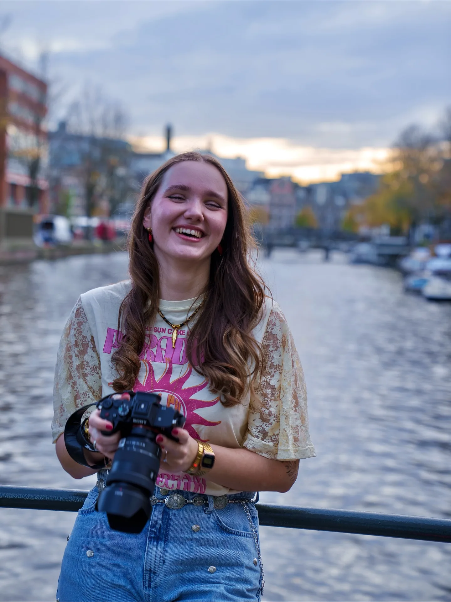 Daimy de Ruiter met haar camera aan een Amsterdamse gracht