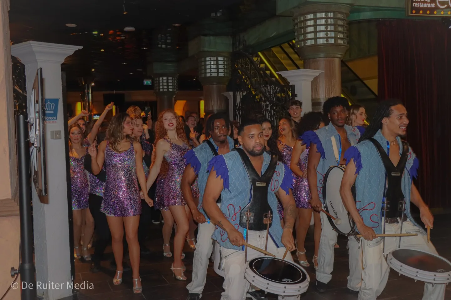 Drummers van Fire & Rhythm International lopen tussen de gasten door