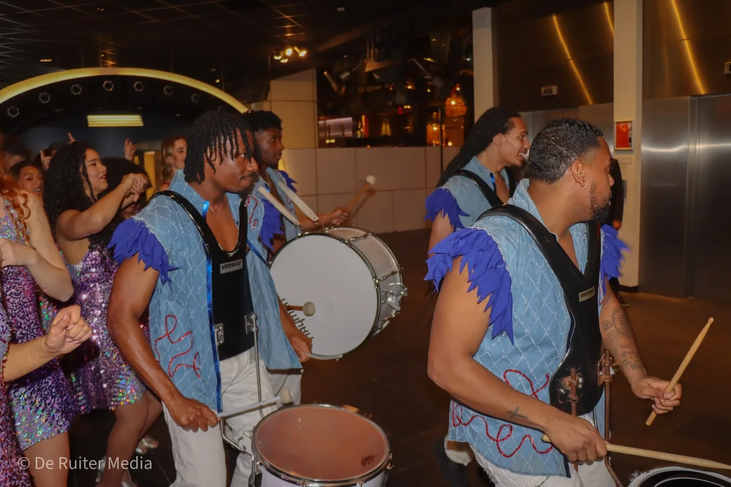 Drummers van Fire & Rhythm International in actie met witte trommels