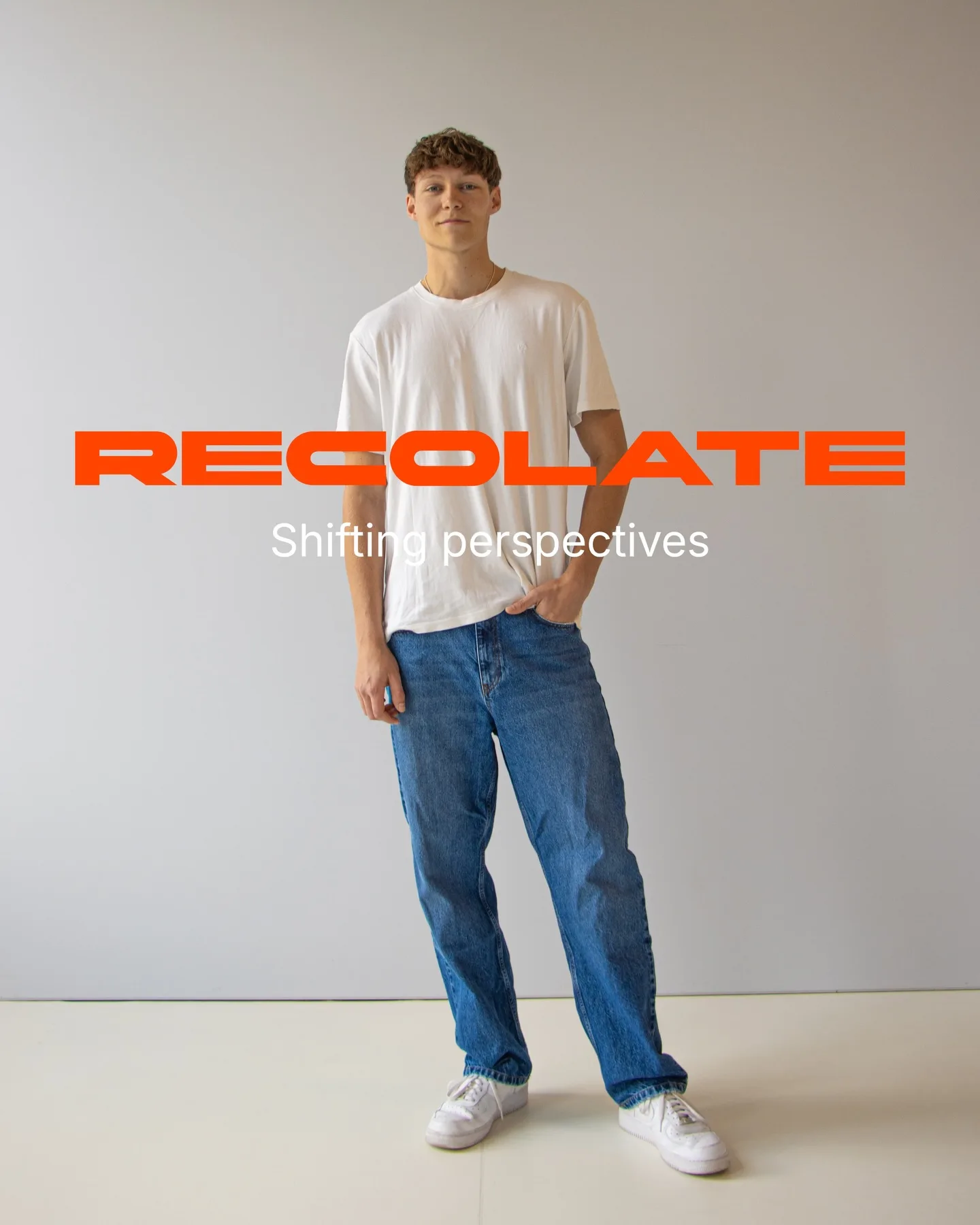 Model in wit T-shirt en lichtblauwe jeans van Recolate Clothing