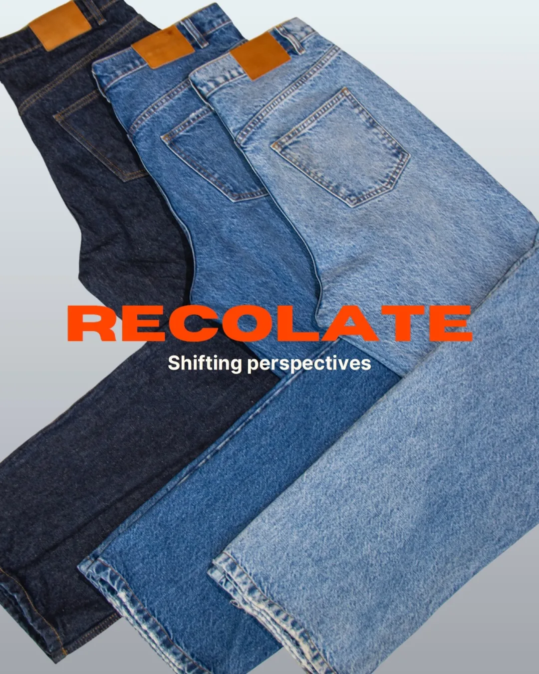 Drie Recolate-jeans in verschillende blauwtinten naast elkaar