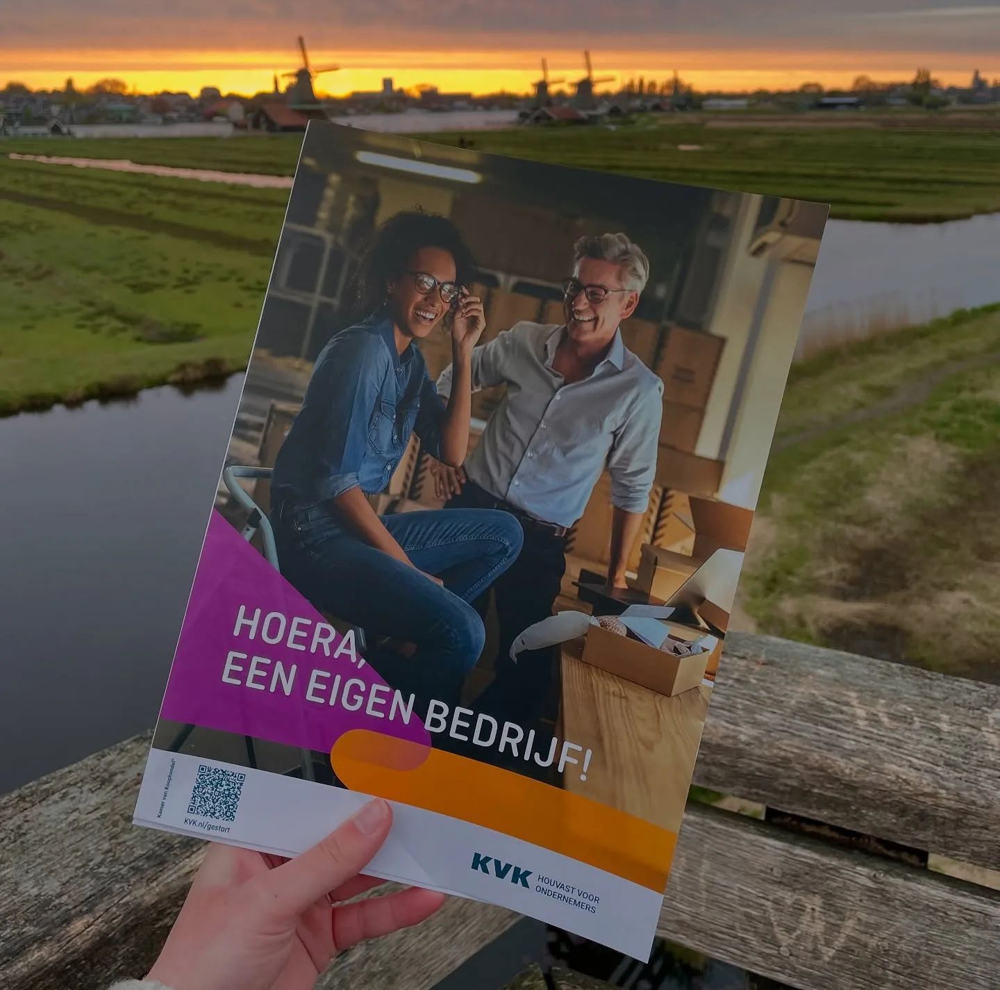 Brief van de KvK met 'Hoera, een eigen bedrijf' in de hand, bij zonsondergang