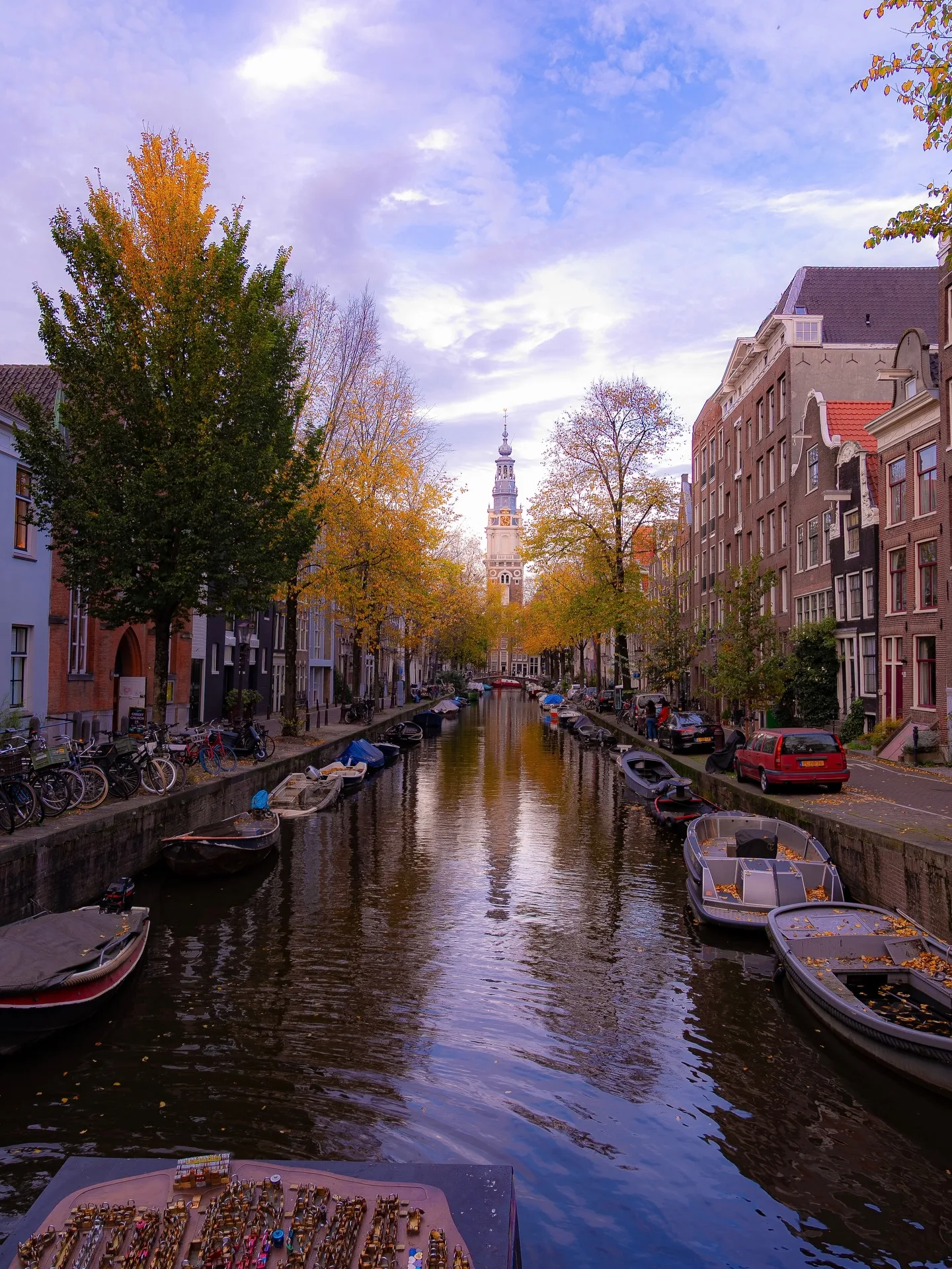 Gracht met bootjes en herfstbomen in Amsterdam