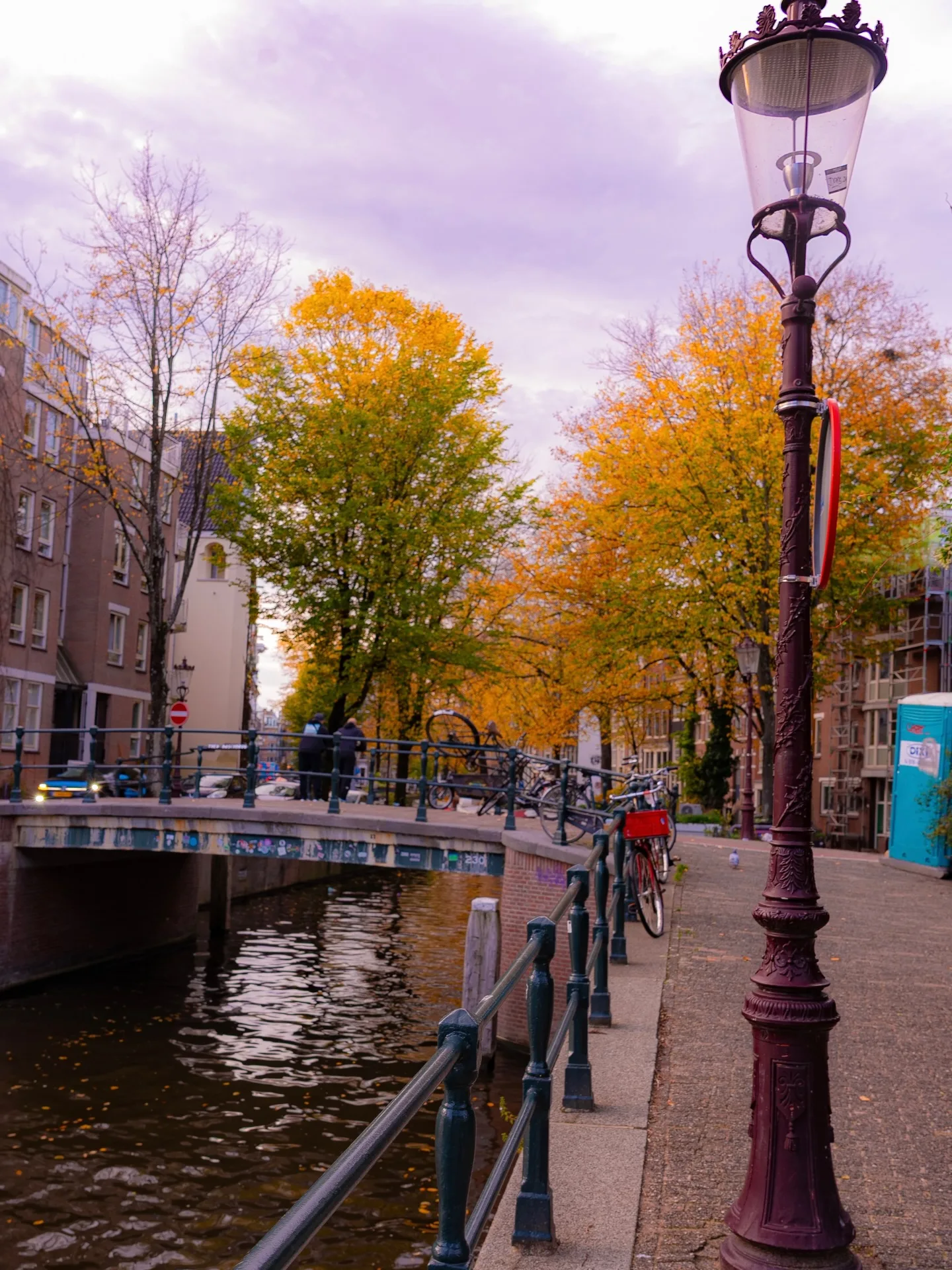 Brug en lantaarnpaal aan een herfstige Amsterdamse gracht