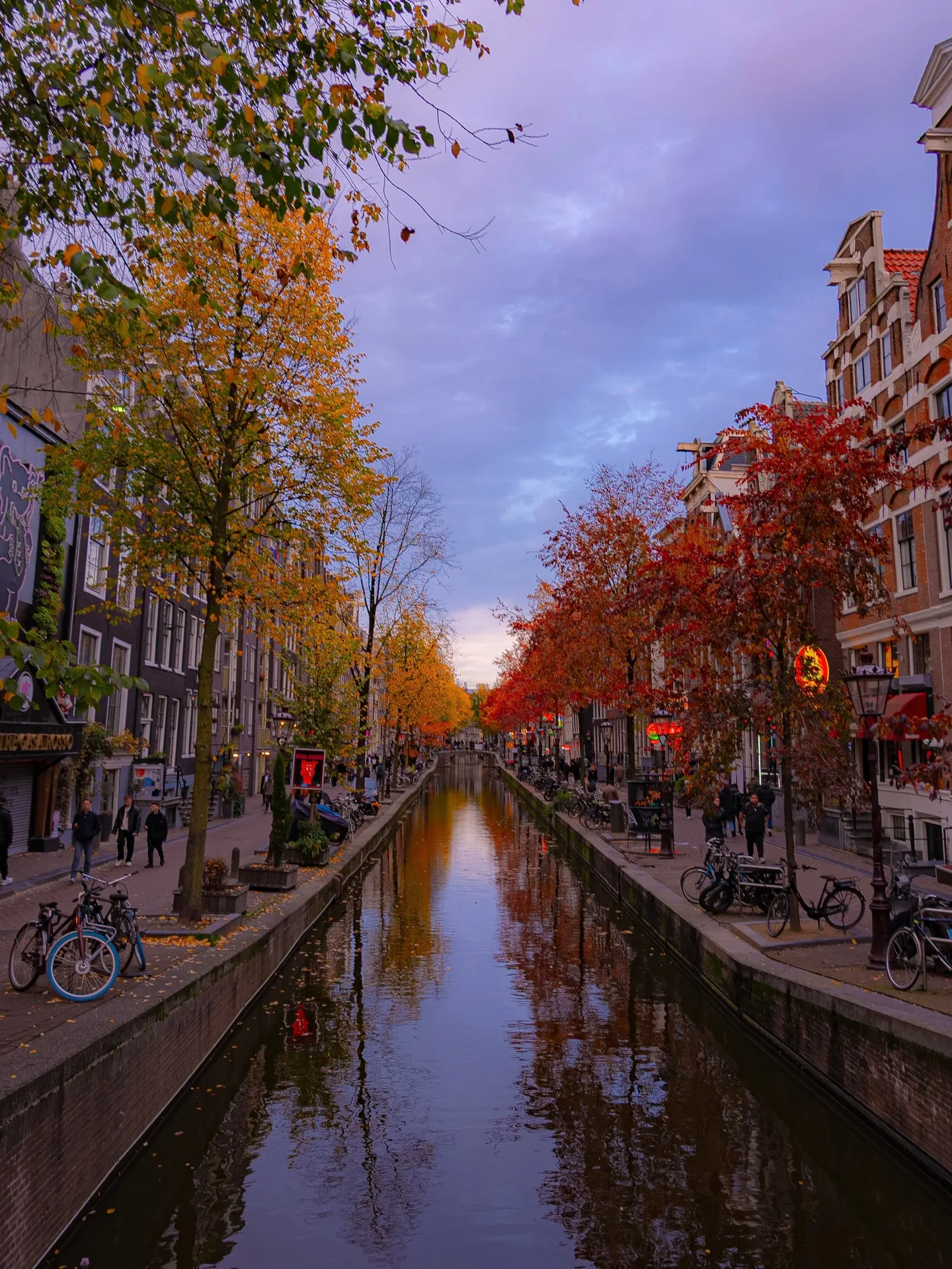 Amsterdamse gracht in herfstkleuren bij zonsondergang