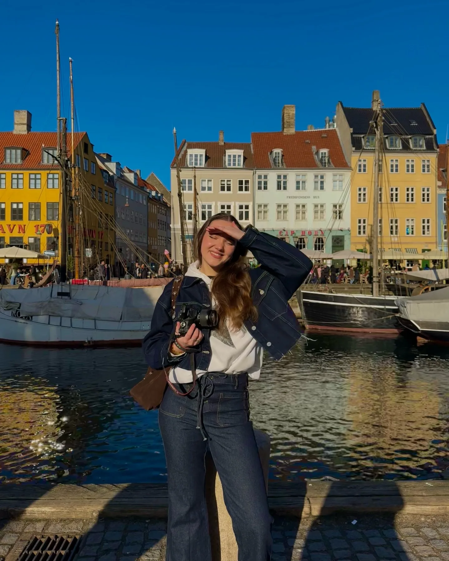 Daimy de Ruiter met haar camera in Nyhavn, Kopenhagen
